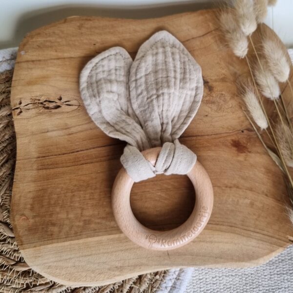Houten bijtring met zachte konijnenoren 15cm - zand